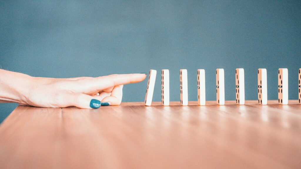 最初のドミノが次々と倒れていく様子。トリガーが行動を連鎖させることを表す写真