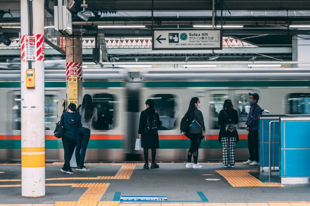 通学のための移動時間にホームで電車を待つ様子。移動時間をトリガーにする習慣化を表す写真