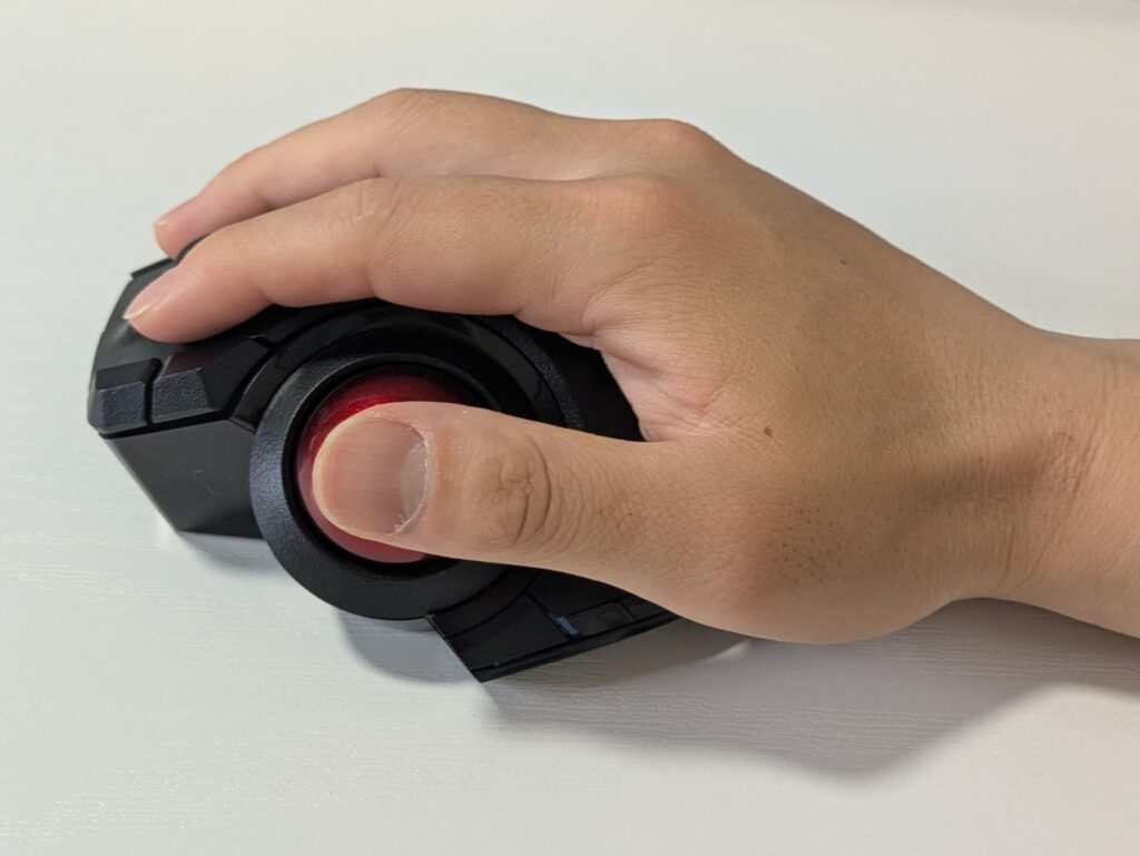 エレコムのトラックボールを横から見た様子