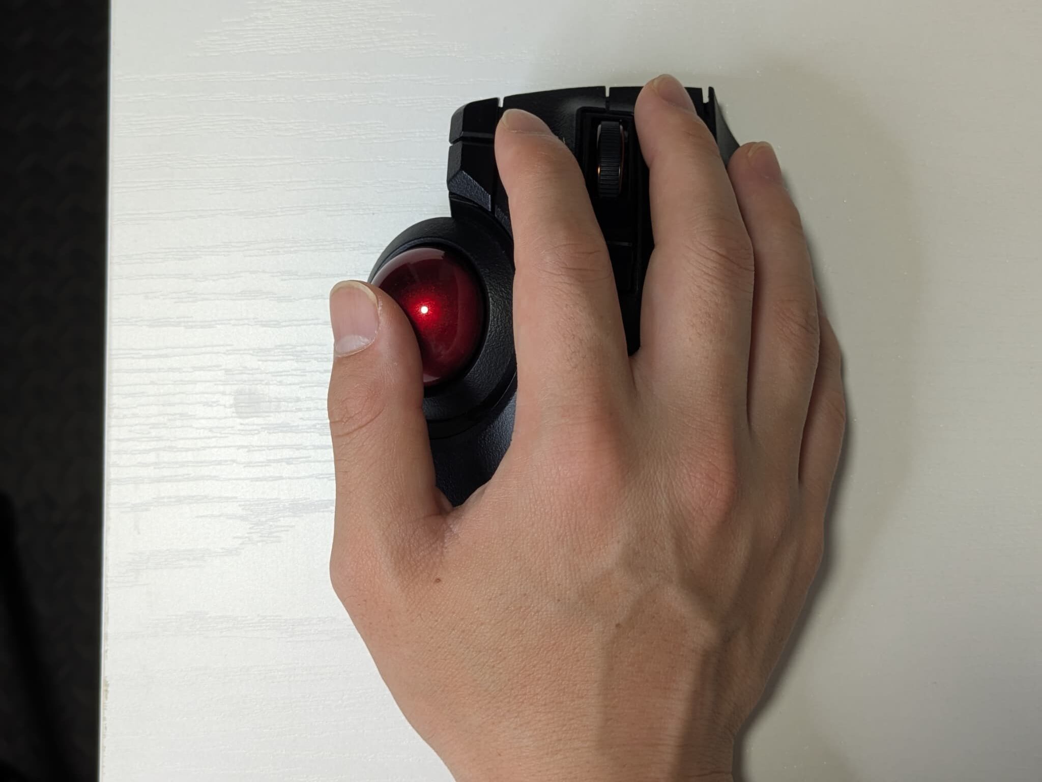 親指でトラックボールを操作している様子