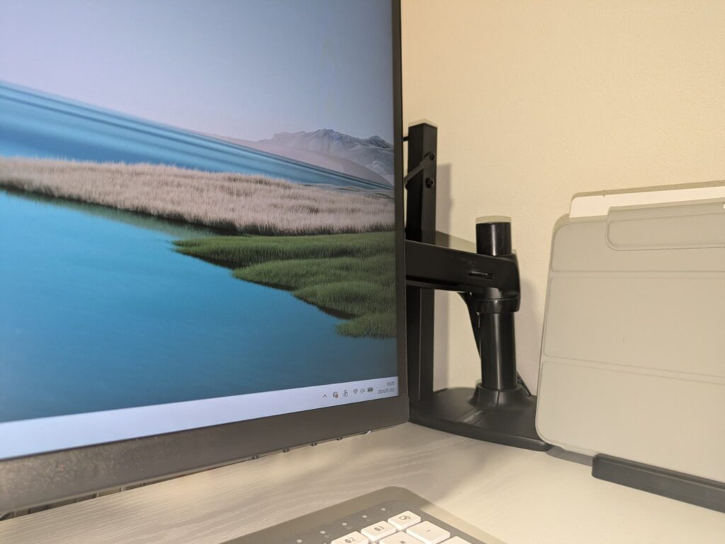 Dell S2722DCをモニターアームで設置した様子