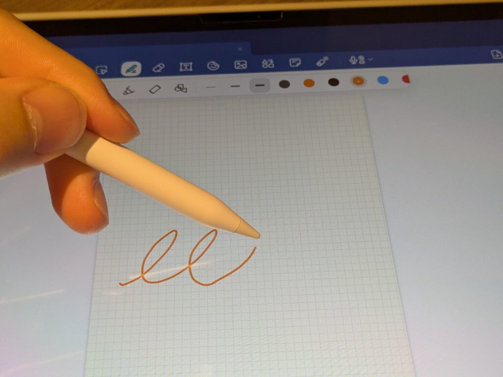 の写真)	iPadにApple Pencilで手書きメモを書き込む様子