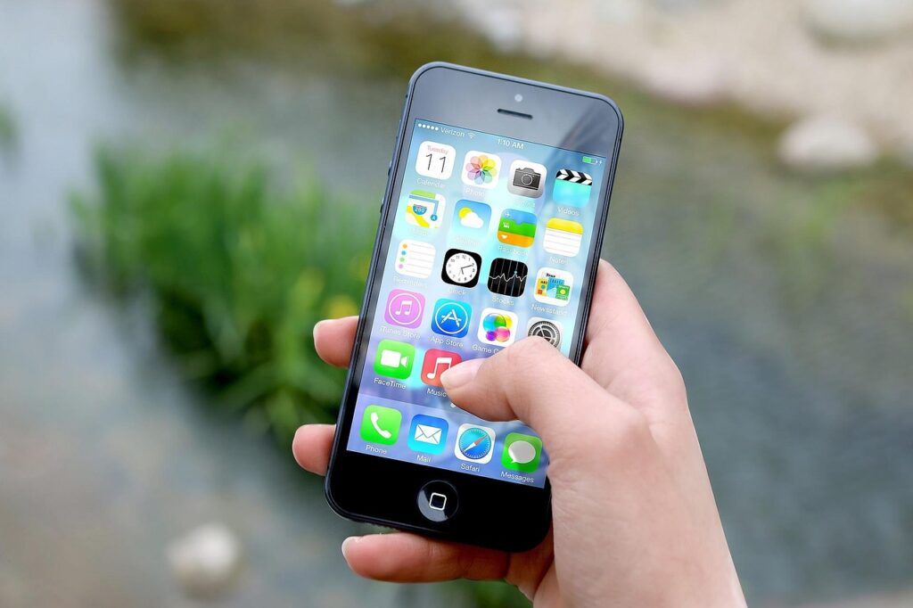 屋外でスマートフォンを操作しながらセール情報を確認する様子