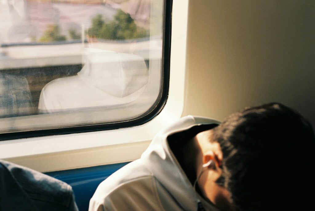 電車内でうたた寝するイメージ