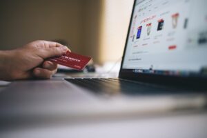 Amazonプライムデーでクレジットカードを持ちオンラインショッピングをする様子