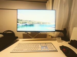 大学院生の自宅学習環境。Dellモニターとエレコムトラックボールを置いたデスク周