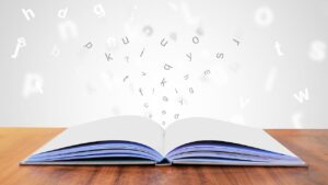 英語の本とノートを開いた机。35歳から英語をやり直す大学院生の学習イメージ