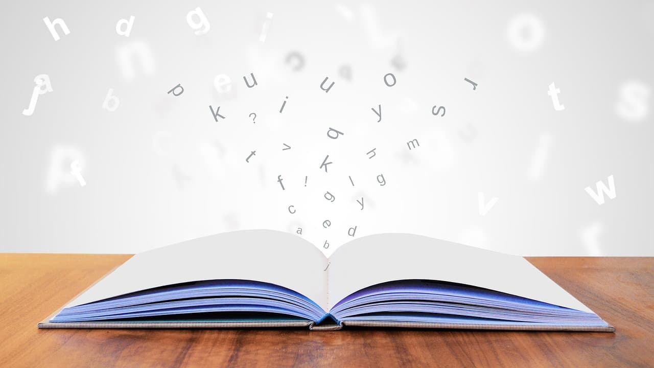英語の本とノートを開いた机。35歳から英語をやり直す大学院生の学習イメージ